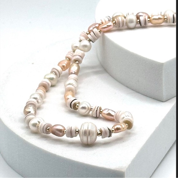 Sweet Blush colored pearl nugget
necklace with gold beads and Natural Shell. - Picture 2 of 7